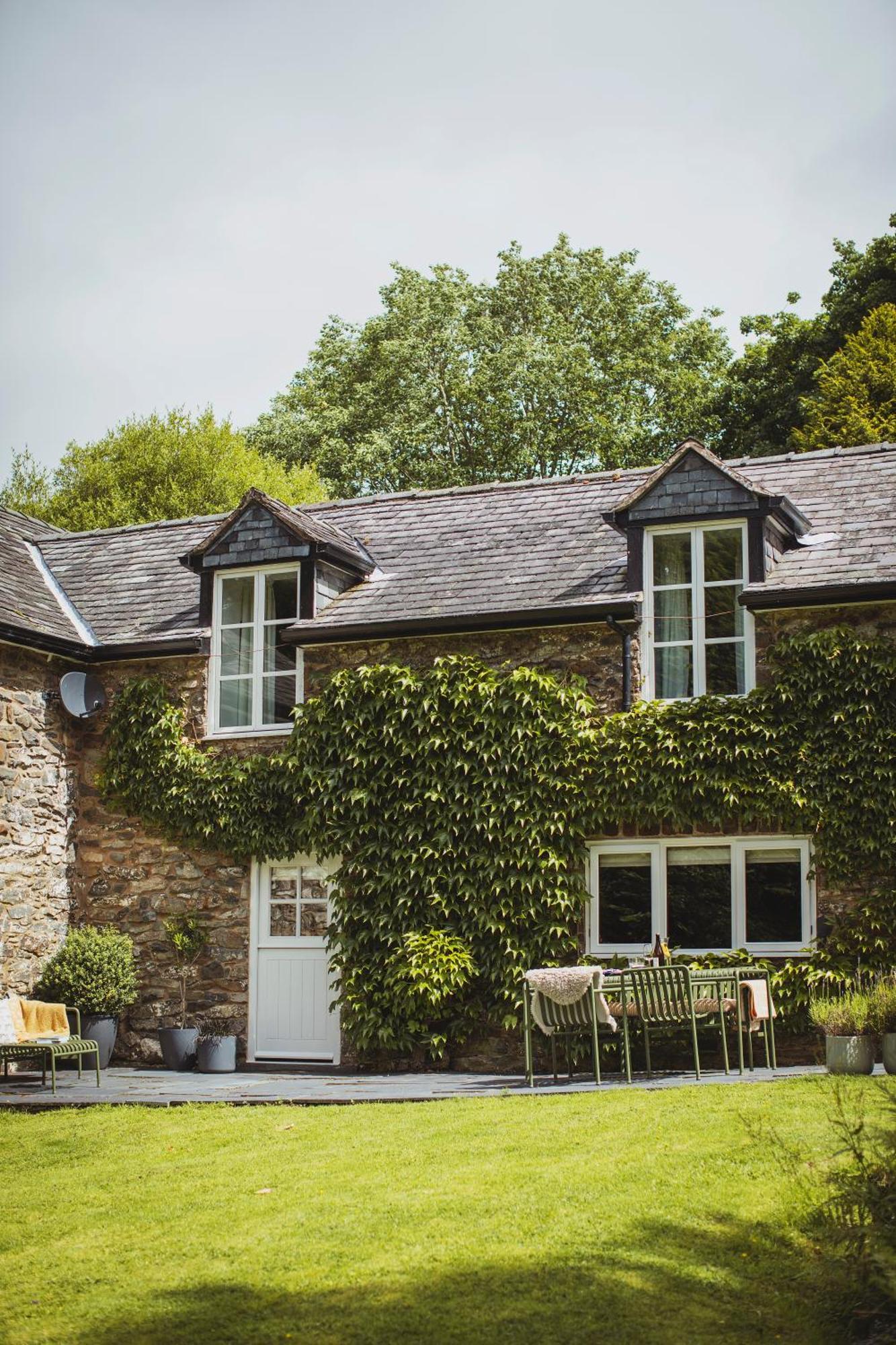 River Cottage, A Luxurious And Cosy Riverside Cottage For Two Welshpool Exterior photo